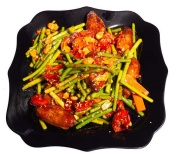 Крылья с побегами чеснока в соевом соусе